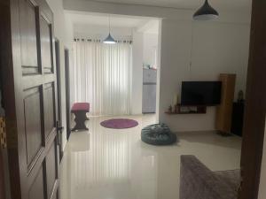 Μια τηλεόραση ή/και κέντρο ψυχαγωγίας στο Nisala housing apartments