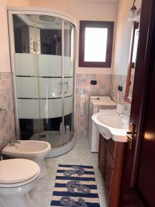 マツァーラ・デル・ヴァッロにあるOasi Tortuga Residence Appartamento 2 con Piscina e Barbecue h 24のシャワー、トイレ、洗面台を備えたバスルーム