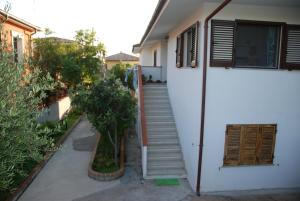 un escalier menant à une maison blanche avec un escalier dans l'établissement Villetta Saba, à Olbia