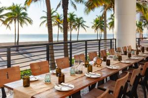 un lungo tavolo con vista sulla spiaggia di The Ritz-Carlton, Fort Lauderdale a Fort Lauderdale