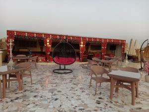 Restoran või mõni muu söögikoht majutusasutuses Pyramid View inn GH