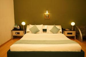 Postel nebo postele na pokoji v ubytování DNC Shevaroys Resorts & Spa