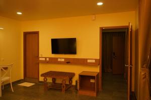 TV a/nebo společenská místnost v ubytování DNC Shevaroys Resorts & Spa