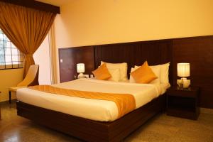 Postel nebo postele na pokoji v ubytování DNC Shevaroys Resorts & Spa