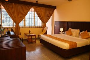 Postel nebo postele na pokoji v ubytování DNC Shevaroys Resorts & Spa