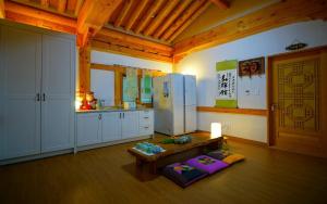 Kuchyň nebo kuchyňský kout v ubytování Gongju honghwigwan guesthouse