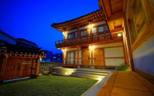 GongjuGongju honghwigwan guesthouse的夜晚亮着灯的建筑物