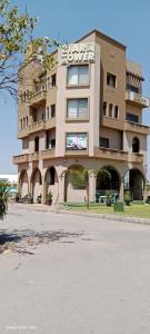 un bâtiment avec une enseigne sur le côté dans l'établissement Hotel Dream Heights Hotel and Apartment, à Rawalpindi
