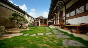 全州市にあるJeonju Hanok Maeul Sukbak Byeolbit Goongの中庭