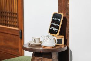全州市にあるJeonju Hanok Maeul Sukbak Byeolbit Goongのコーヒーメーカーの上に座る電話付きのテーブル