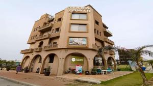 un bâtiment avec une enseigne au sommet dans l'établissement Hotel Dream Heights Hotel and Apartment, à Rawalpindi