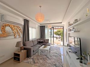 Μια τηλεόραση ή/και κέντρο ψυχαγωγίας στο Sky Breeze Villas