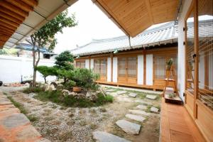 Κήπος έξω από το Jeonju Hanok Maeul Alkongdalkong Darakbang +7 φωτογραφίες