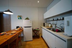 Η κουζίνα ή μικρή κουζίνα στο Jeonju Hanok Maeul Gaekridangil Guest House