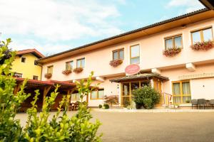 ScheiflingLeitner Gästehaus的酒店大楼的庭院内设有桌椅