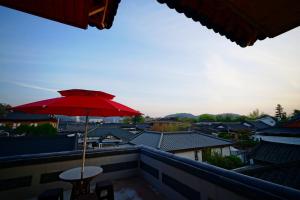 Balkón nebo terasa v ubytování Jeonju Dwaejikkum Hanok + 15 fotografií