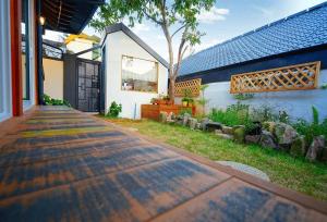 una casa con una pasarela delante de ella en Jeonju Hanok Geugot Stay, en Jeonju