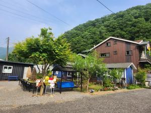 Nespecifikovaný výhled na hory nebo výhled na hory při pohledu z penzionu + 14 fotografií