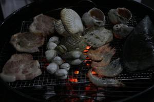 a grill with a bunch of different types of seafood at Daecheon jeulgeoun pension in Koryŏng +4 photos
