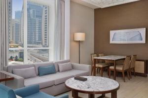 Area tempat duduk di DoubleTree by Hilton Dubai Jumeirah Beach