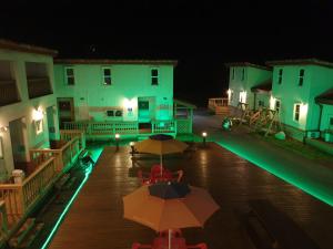 two umbrellas in the middle of a courtyard at night at Gangreung refresh odaesanjeom in Gangneung