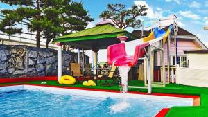 Bazén v ubytování Gyeongju Eurovil Pension nebo v jeho okolí
