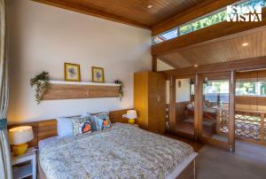 シムラーにあるStayVista at Nook - Elysium Estate 2 BR Cottage with Hill View, Lawnの大きなベッドと窓のある寝室