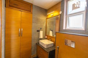 シムラーにあるStayVista at Nook - Elysium Estate 2 BR Cottage with Hill View, Lawnの洗面台と鏡のあるバスルーム +11枚の写真