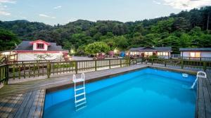 Bazén v ubytování Gapyeong Dalbit Jeongwon Gyegok Private Pension Pool nebo v jeho okolí