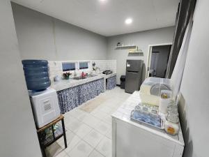 Porlak Hebron Family Homestay Silangit的厨房或小厨房