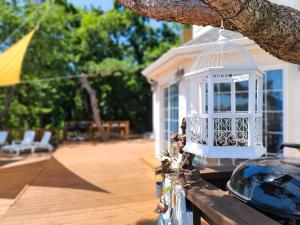 una jaula de pájaro está colgando de un árbol en Ganghwa ilmarae Pension, en Incheon