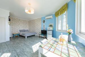a living room with a couch and a table at Gwanghwa Concert Pension in Incheon