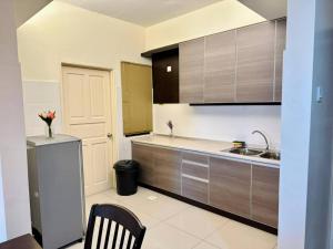 Kuchyň nebo kuchyňský kout v ubytování Kinta Riverfront Hotel & Suites