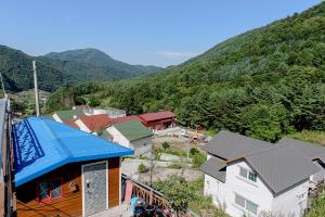una vista aérea de un pueblo con casas y una montaña en Jeongsun Hayandom Pension, en Chŭngsan-ni 77 fotos más