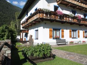 budynek z ławką przed nim w obiekcie Apartment in Bichlbach near Ski Slopes w mieście Bichlbach