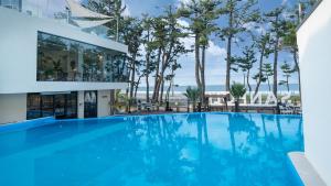 a large swimming pool in front of a building at Uljin sanpoli Pension in Uljin +15 photos