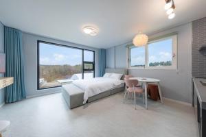 Ένα ή περισσότερα κρεβάτια σε δωμάτιο στο Gangneung Stay Today +2 φωτογραφίες