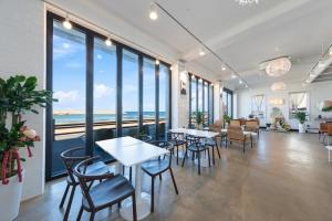 Posezení v ubytování Gangneung Gugu Spa Pension + 18 fotografií