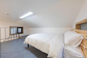 Postel nebo postele na pokoji v ubytování Gangneung 1012 Pension