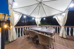 a wooden deck with a wooden table and chairs at Buan Sonamuae Geolin Noeul Pension in Buan