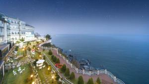 una vista dell'oceano di notte con edifici e luci di samceog ssienbeulrupensyeon a Samcheok