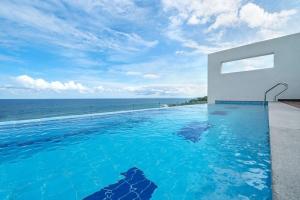 a swimming pool with a view of the ocean at Youngdeok Bell Mar Poolvilla in Yŏngdŏk