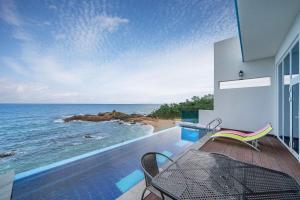 Changsa-riにあるYoungdeok Bell Mar Poolvillaの海が見えるプール