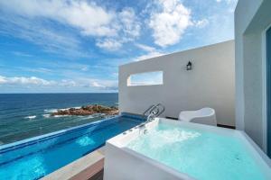 Changsa-riにあるYoungdeok Bell Mar Poolvillaの海の景色を望むバスタブ +46枚の写真