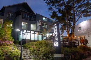 Budova, kde se penzion nachází + 6 fotografií