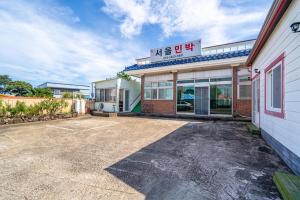 an empty parking lot in front of a building at Jeju Seoul Minbak in Seogwipo