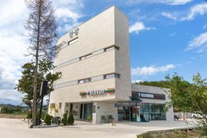 江陵市にあるGangneung Danjamの看板の付いた大きな白い建物