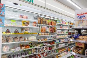 江陵市にあるGangneung Danjamの食品棚食料品店