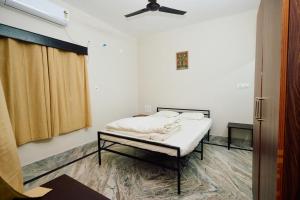 Postel nebo postele na pokoji v ubytování Shri Krishna Sharanam Guest House