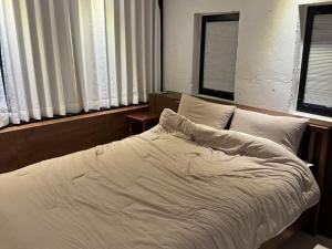 Una cama o camas en una habitación de Gyeongju Stayrophy Eupseong Branch